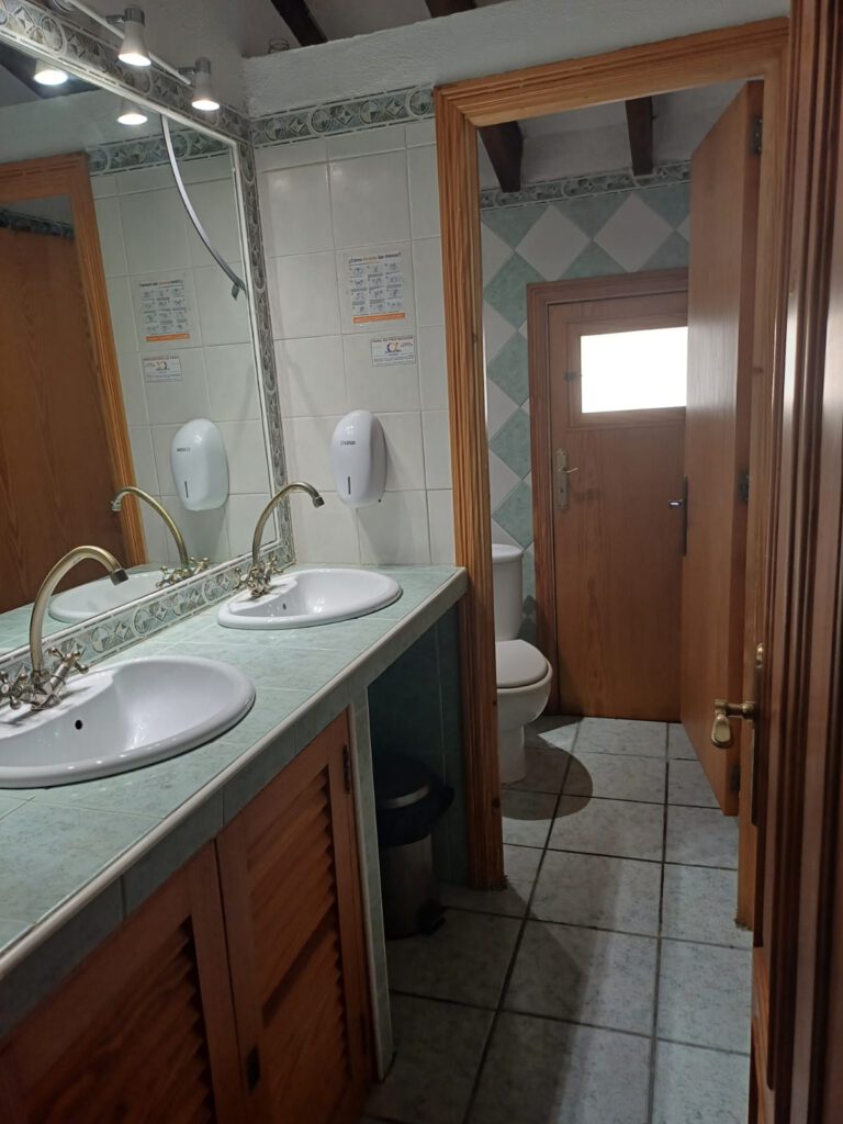 Casa con Encanto y Versatilidad en Sencelles: Ideal para Vivir y Emprender