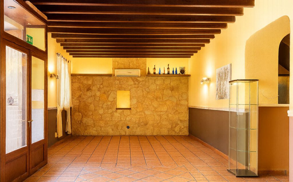 Casa con Encanto y Versatilidad en Sencelles: Ideal para Vivir y Emprender