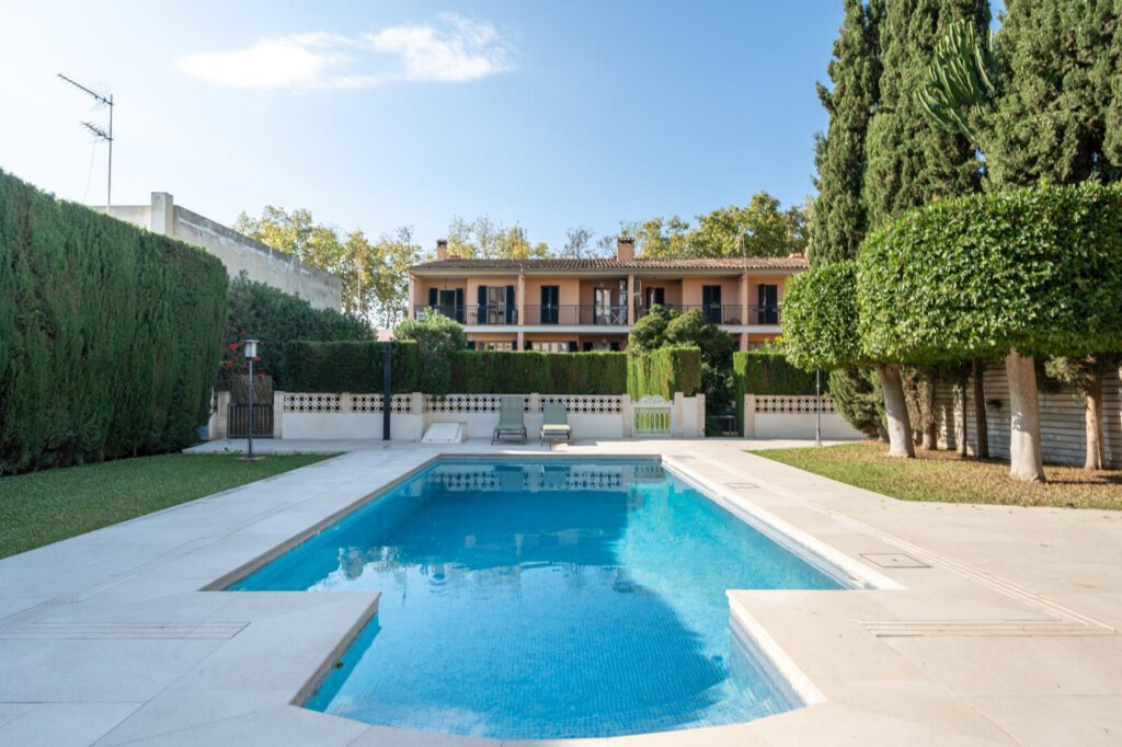 Impresionante adosado en La Vileta, 4 dormitorios con piscina